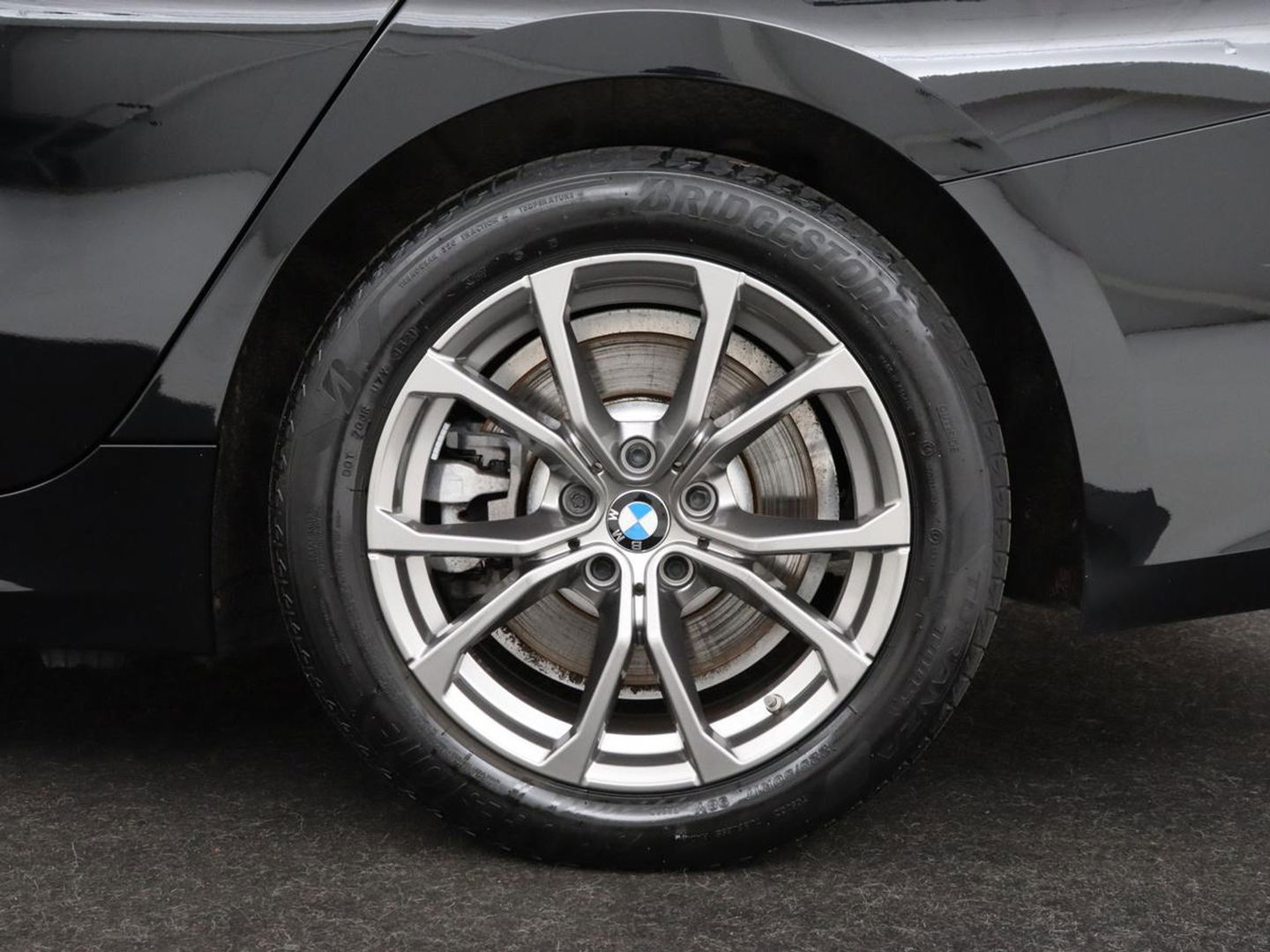 BMW 3-serie 330e Sport Line | Stoel & stuurverwarming | Adaptive cruise | Trekhaak | Sportstoelen | Carplay | Sfeerverlichting | Half leder | Navigatie | Full LED | PHEV