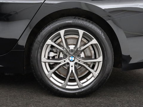 BMW 3-serie 330e Sport Line | Stoel & stuurverwarming | Adaptive cruise | Trekhaak | Sportstoelen | Carplay | Sfeerverlichting | Half leder | Navigatie | Full LED | PHEV