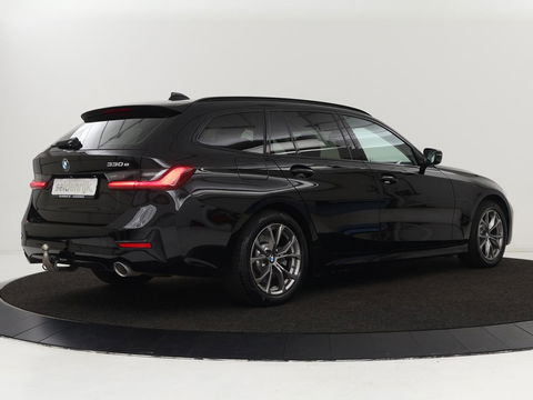 BMW 3-serie 330e Sport Line | Stoel & stuurverwarming | Adaptive cruise | Trekhaak | Sportstoelen | Carplay | Sfeerverlichting | Half leder | Navigatie | Full LED | PHEV