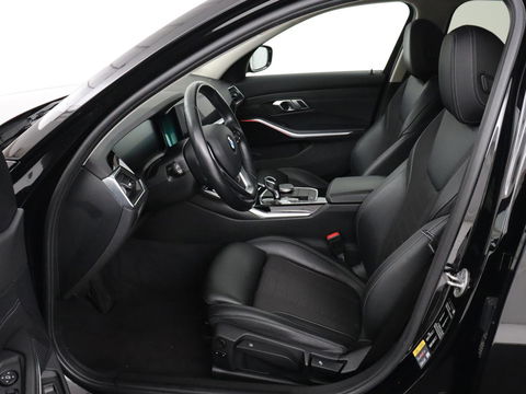 BMW 3-serie 330e Sport Line | Stoel & stuurverwarming | Adaptive cruise | Trekhaak | Sportstoelen | Carplay | Sfeerverlichting | Half leder | Navigatie | Full LED | PHEV