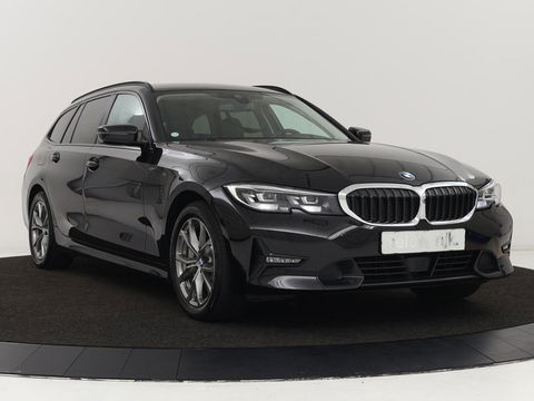BMW 3-serie 330e Sport Line | Stoel & stuurverwarming | Adaptive cruise | Trekhaak | Sportstoelen | Carplay | Sfeerverlichting | Half leder | Navigatie | Full LED | PHEV