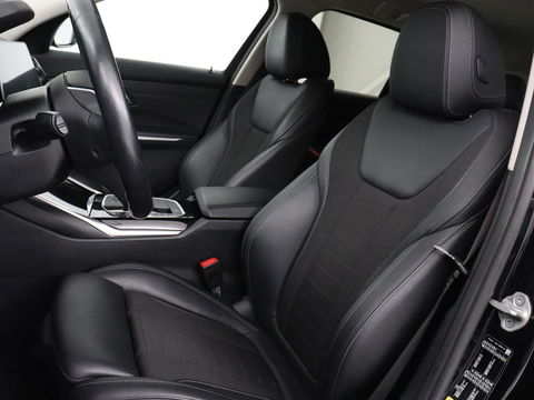 BMW 3-serie 330e Sport Line | Stoel & stuurverwarming | Adaptive cruise | Trekhaak | Sportstoelen | Carplay | Sfeerverlichting | Half leder | Navigatie | Full LED | PHEV