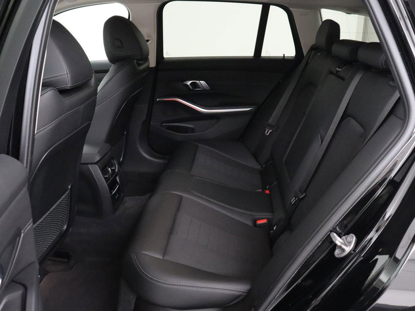 BMW 3-serie 330e Sport Line | Stoel & stuurverwarming | Adaptive cruise | Trekhaak | Sportstoelen | Carplay | Sfeerverlichting | Half leder | Navigatie | Full LED | PHEV