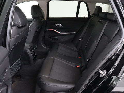 BMW 3-serie 330e Sport Line | Stoel & stuurverwarming | Adaptive cruise | Trekhaak | Sportstoelen | Carplay | Sfeerverlichting | Half leder | Navigatie | Full LED | PHEV