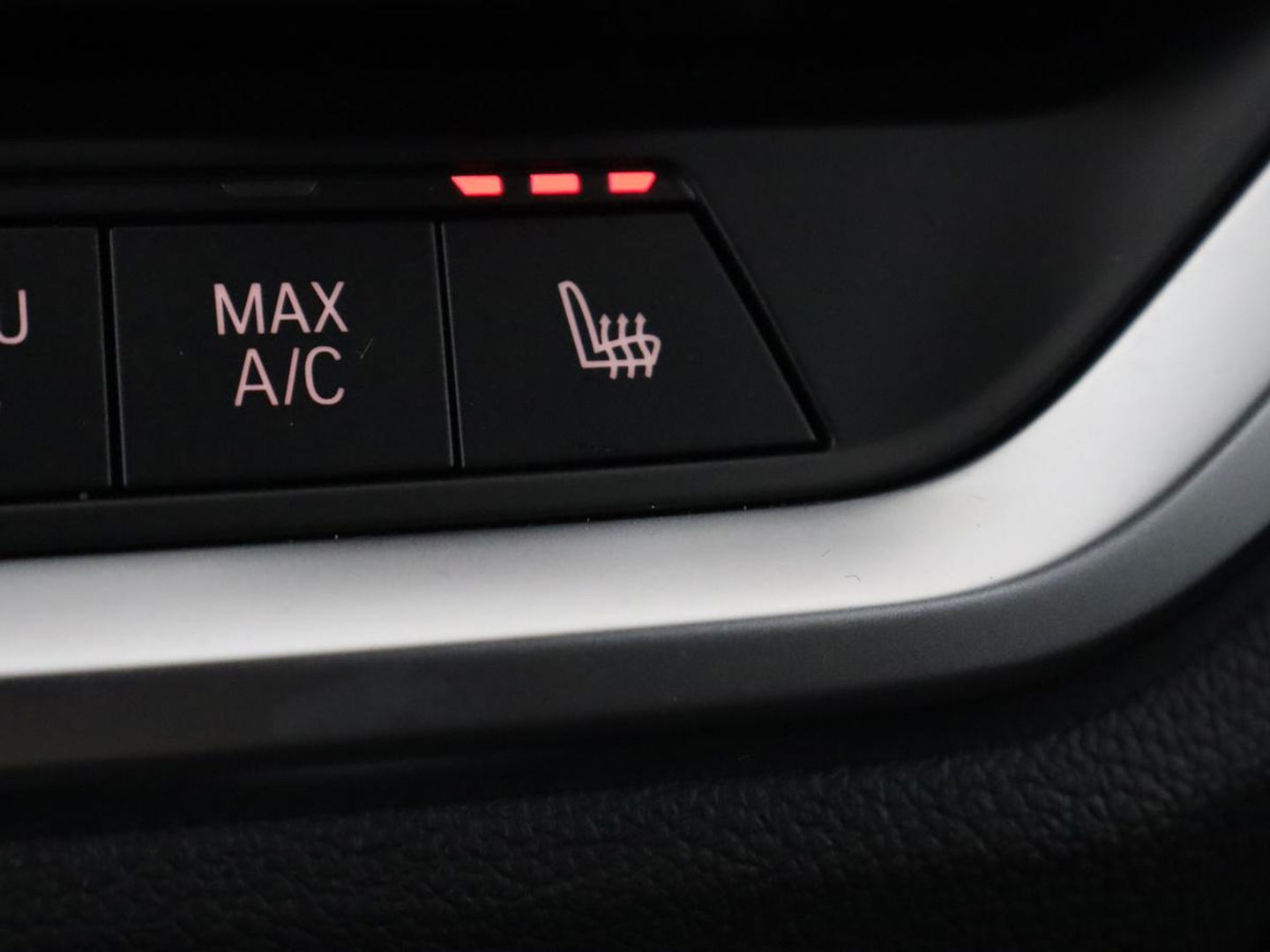BMW 3-serie 330e Sport Line | Stoel & stuurverwarming | Adaptive cruise | Trekhaak | Sportstoelen | Carplay | Sfeerverlichting | Half leder | Navigatie | Full LED | PHEV