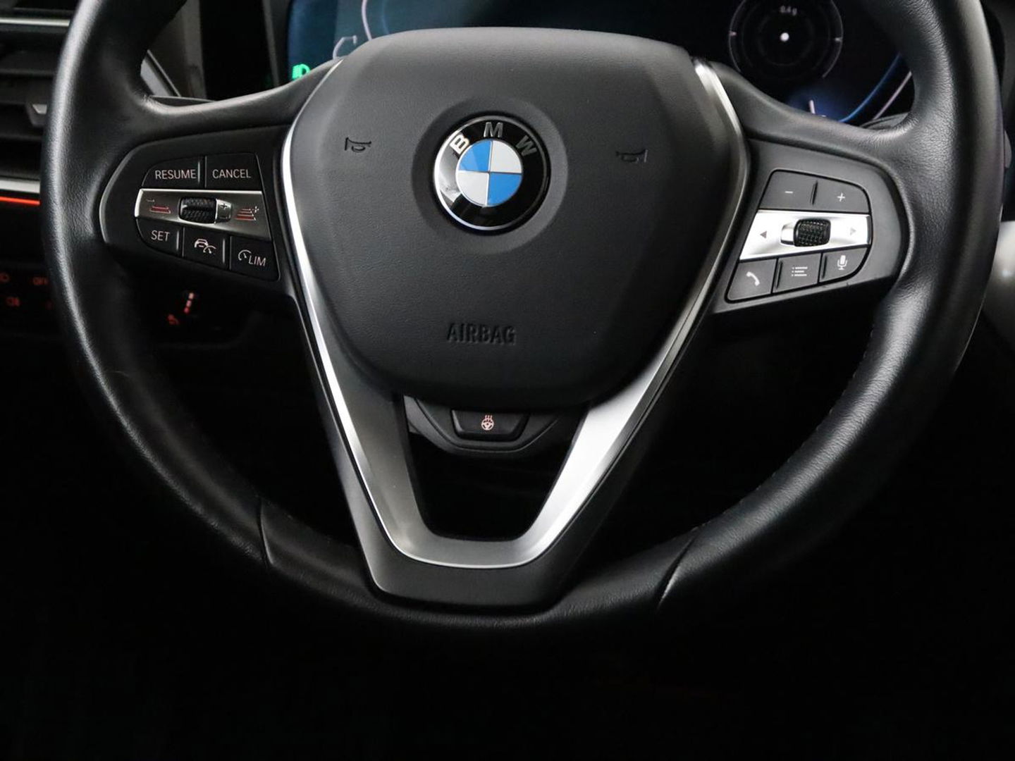 BMW 3-serie 330e Sport Line | Stoel & stuurverwarming | Adaptive cruise | Trekhaak | Sportstoelen | Carplay | Sfeerverlichting | Half leder | Navigatie | Full LED | PHEV