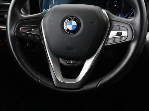 BMW 3-serie 330e Sport Line | Stoel & stuurverwarming | Adaptive cruise | Trekhaak | Sportstoelen | Carplay | Sfeerverlichting | Half leder | Navigatie | Full LED | PHEV