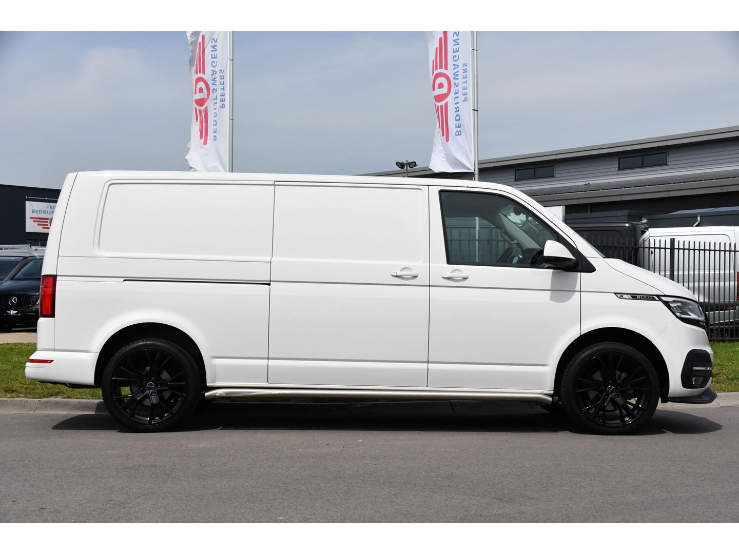 Volkswagen Transporter 2.0 TDI L2H1 Bulli Virtual, Adaptieve Cruise, LED, 150PK, Automaat, 2 x Schuifdeur, Camera, Uniek!