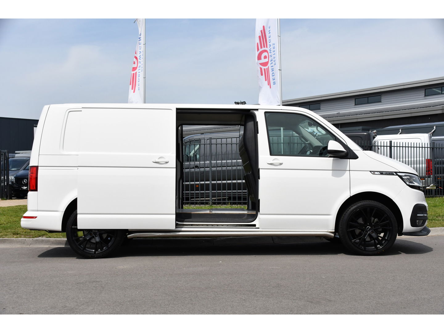 Volkswagen Transporter 2.0 TDI L2H1 Bulli Virtual, Adaptieve Cruise, LED, 150PK, Automaat, 2 x Schuifdeur, Camera, Uniek!