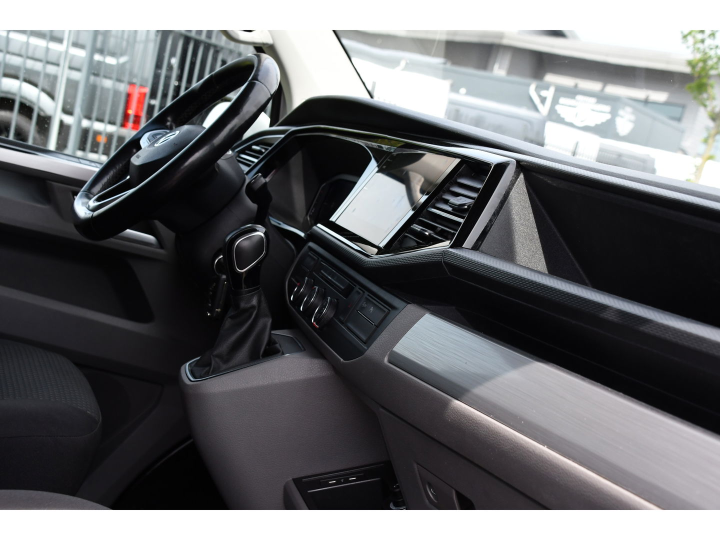 Volkswagen Transporter 2.0 TDI L2H1 Bulli Virtual, Adaptieve Cruise, LED, 150PK, Automaat, 2 x Schuifdeur, Camera, Uniek!