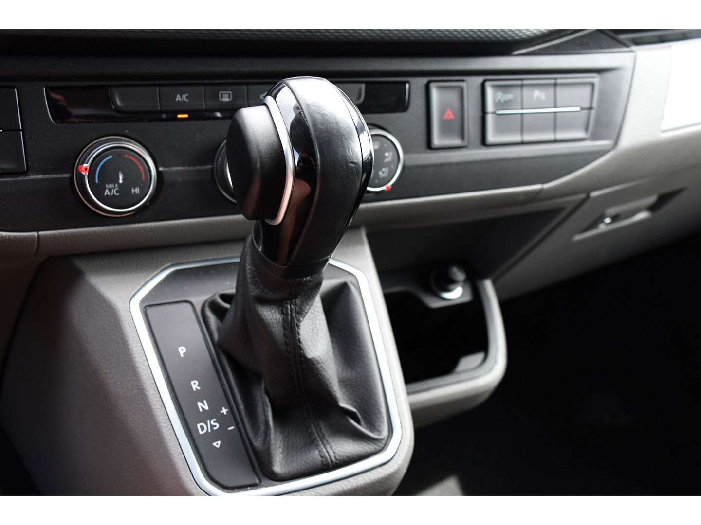 Volkswagen Transporter 2.0 TDI L2H1 Bulli Virtual, Adaptieve Cruise, LED, 150PK, Automaat, 2 x Schuifdeur, Camera, Uniek!