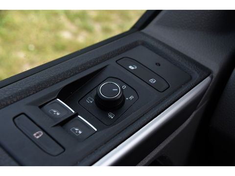 Volkswagen Transporter 2.0 TDI L2H1 Bulli Virtual, Adaptieve Cruise, LED, 150PK, Automaat, 2 x Schuifdeur, Camera, Uniek!