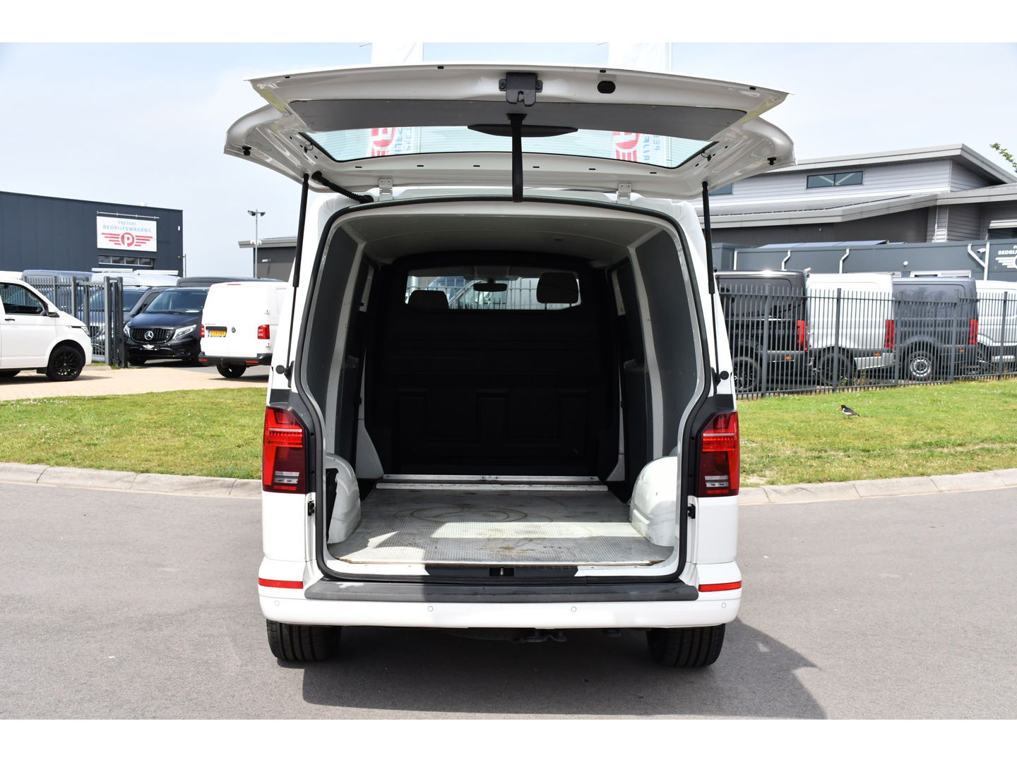 Volkswagen Transporter 2.0 TDI L2H1 Bulli Virtual, Adaptieve Cruise, LED, 150PK, Automaat, 2 x Schuifdeur, Camera, Uniek!