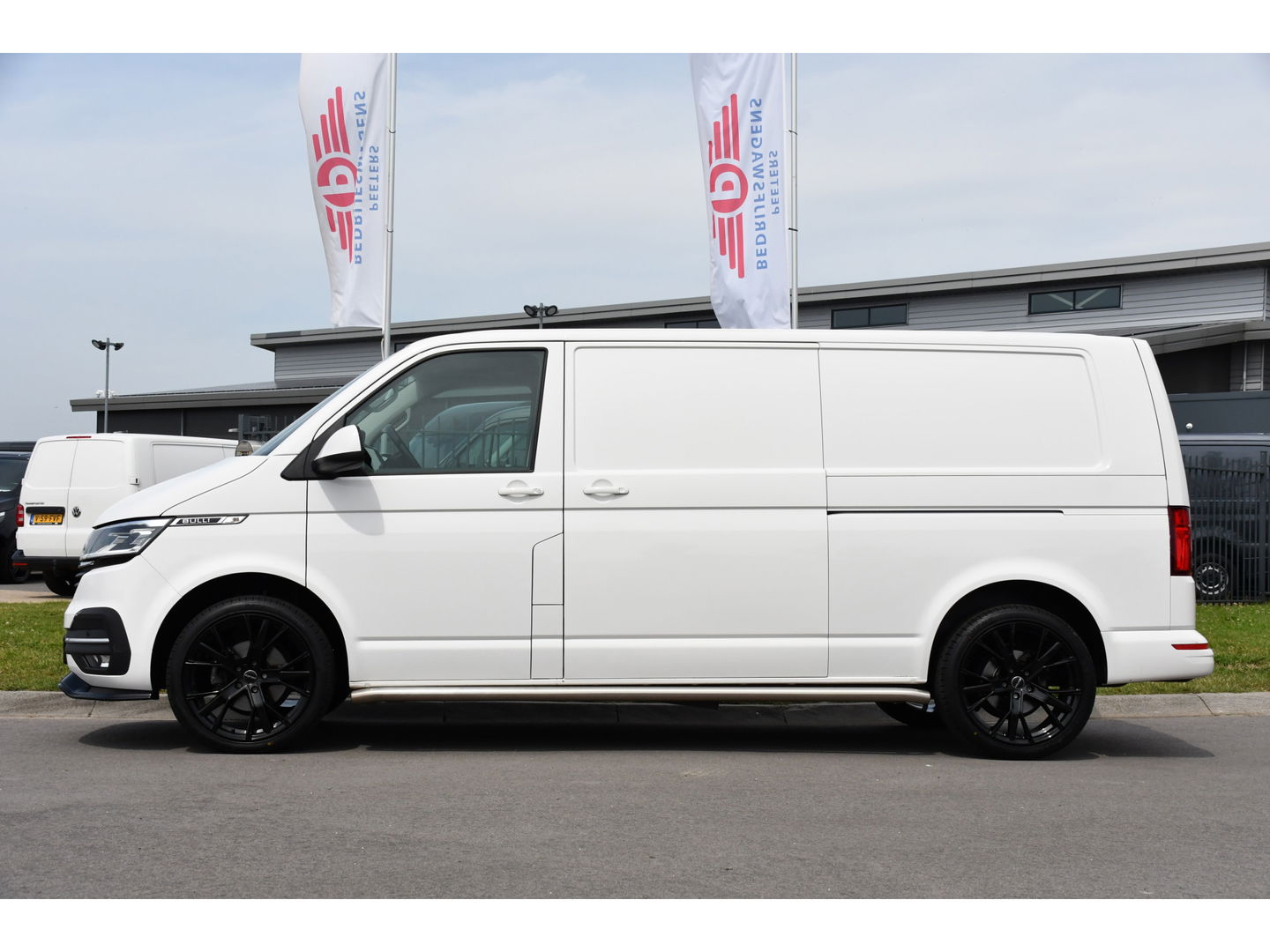 Volkswagen Transporter 2.0 TDI L2H1 Bulli Virtual, Adaptieve Cruise, LED, 150PK, Automaat, 2 x Schuifdeur, Camera, Uniek!