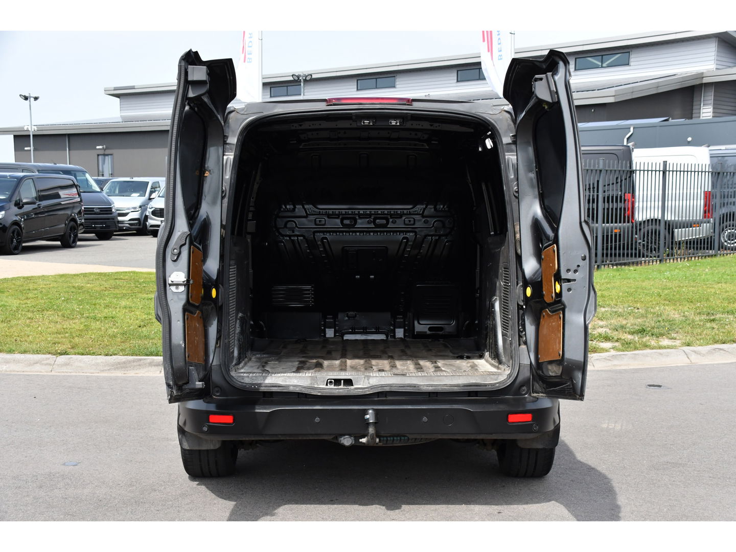 Ford Transit Connect 1.5 EcoBlue L2 PB Edition Camera, Cruise, 120PK, Automaat, NAVI, Stoelverwarming, Carplay, Trekhaak, Sensoren, Uniek!