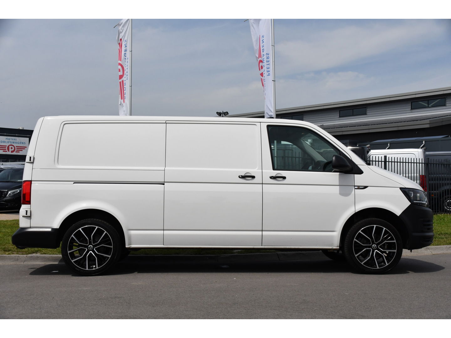 Volkswagen Transporter 2.0 TDI L2H1 Highline Cruise, Multimedia, 150PK, Automaat, trekhaak, Airco, LM Velg, Uniek!