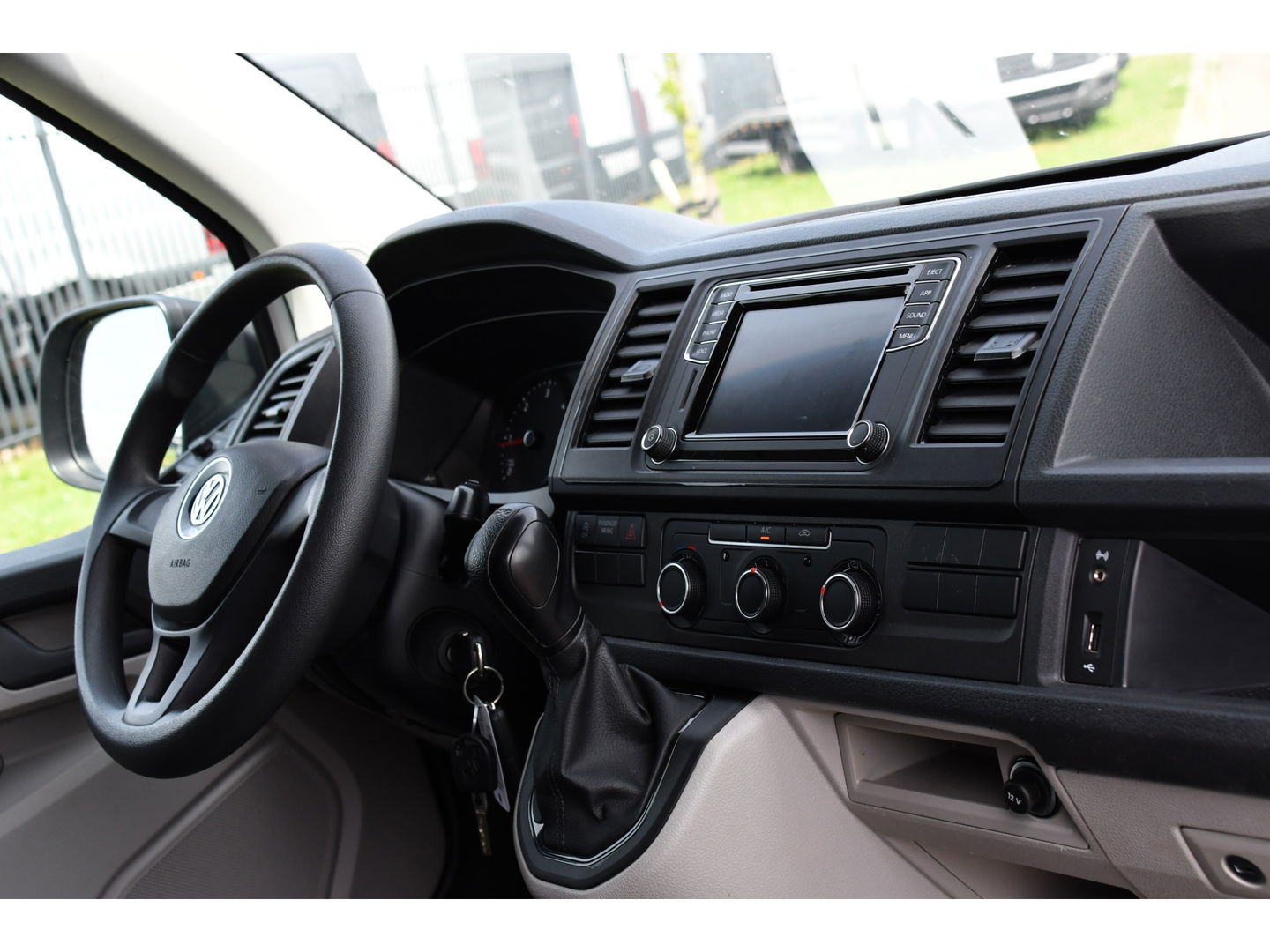 Volkswagen Transporter 2.0 TDI L2H1 Highline Cruise, Multimedia, 150PK, Automaat, trekhaak, Airco, LM Velg, Uniek!
