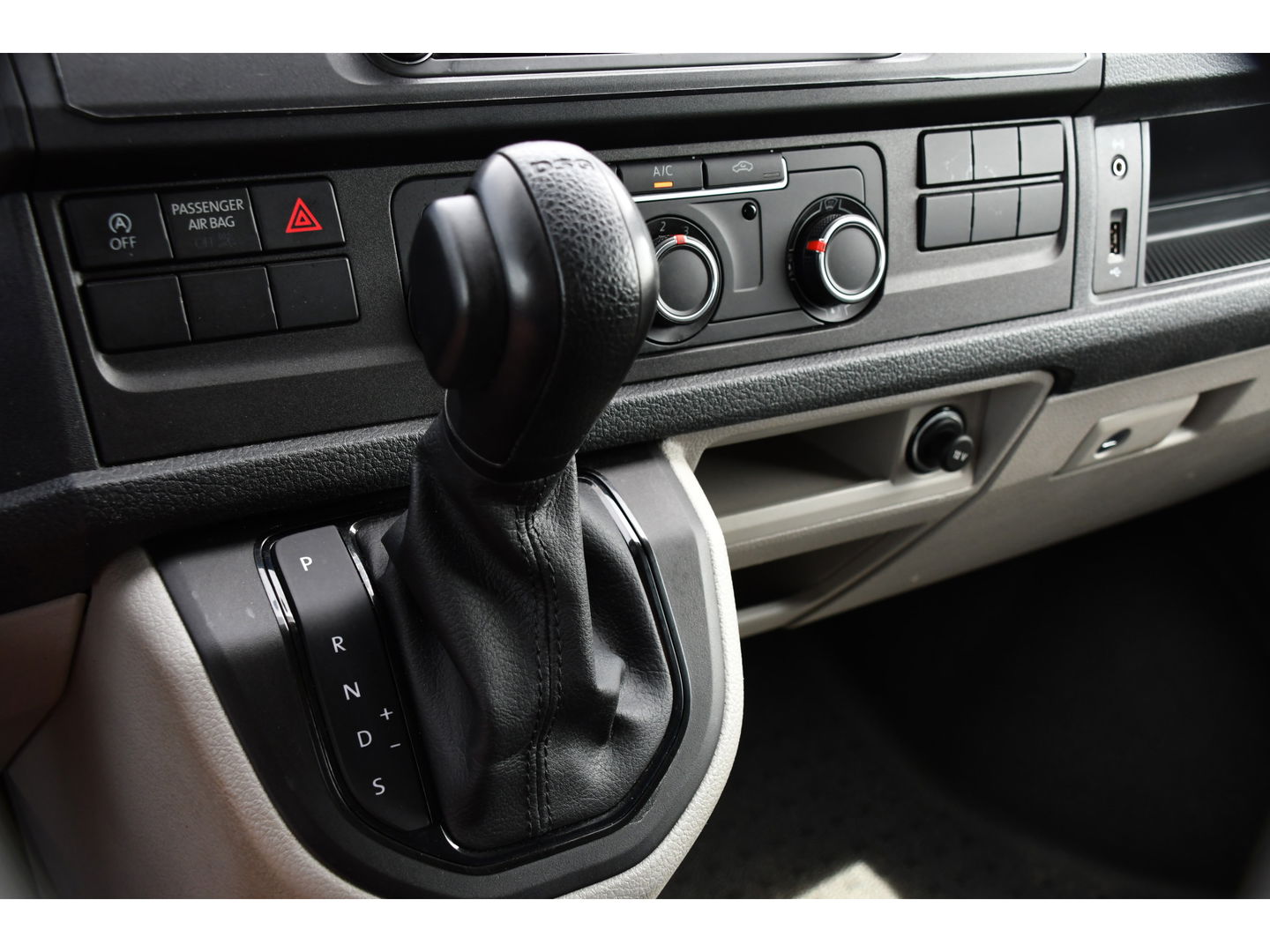 Volkswagen Transporter 2.0 TDI L2H1 Highline Cruise, Multimedia, 150PK, Automaat, trekhaak, Airco, LM Velg, Uniek!
