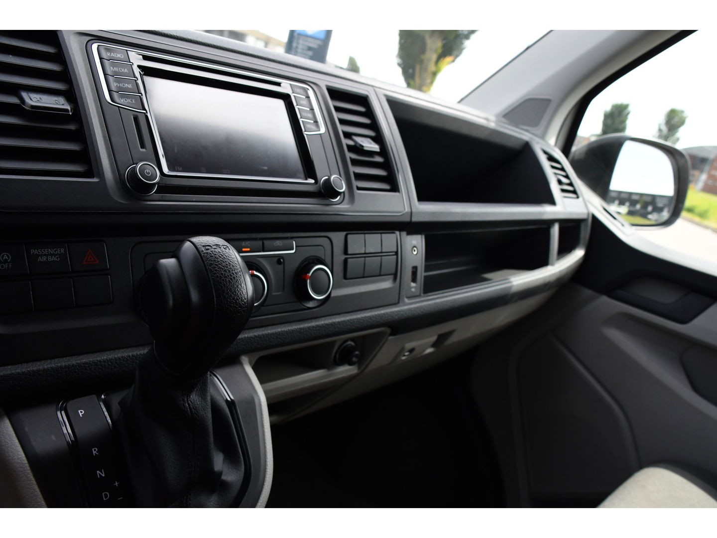 Volkswagen Transporter 2.0 TDI L2H1 Highline Cruise, Multimedia, 150PK, Automaat, trekhaak, Airco, LM Velg, Uniek!