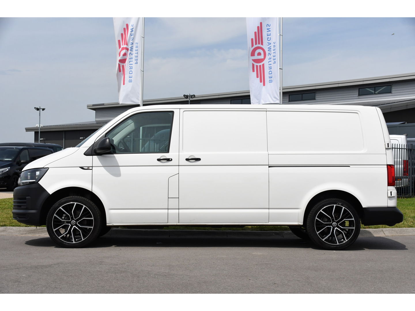 Volkswagen Transporter 2.0 TDI L2H1 Highline Cruise, Multimedia, 150PK, Automaat, trekhaak, Airco, LM Velg, Uniek!