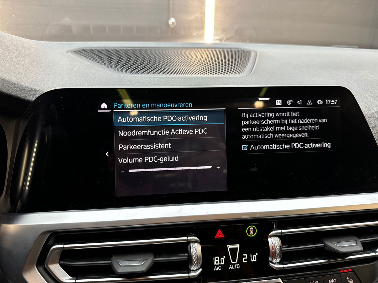 BMW 3-serie 320e M Sport Panorama|Memory|Camera|Sfeer|CarPlay