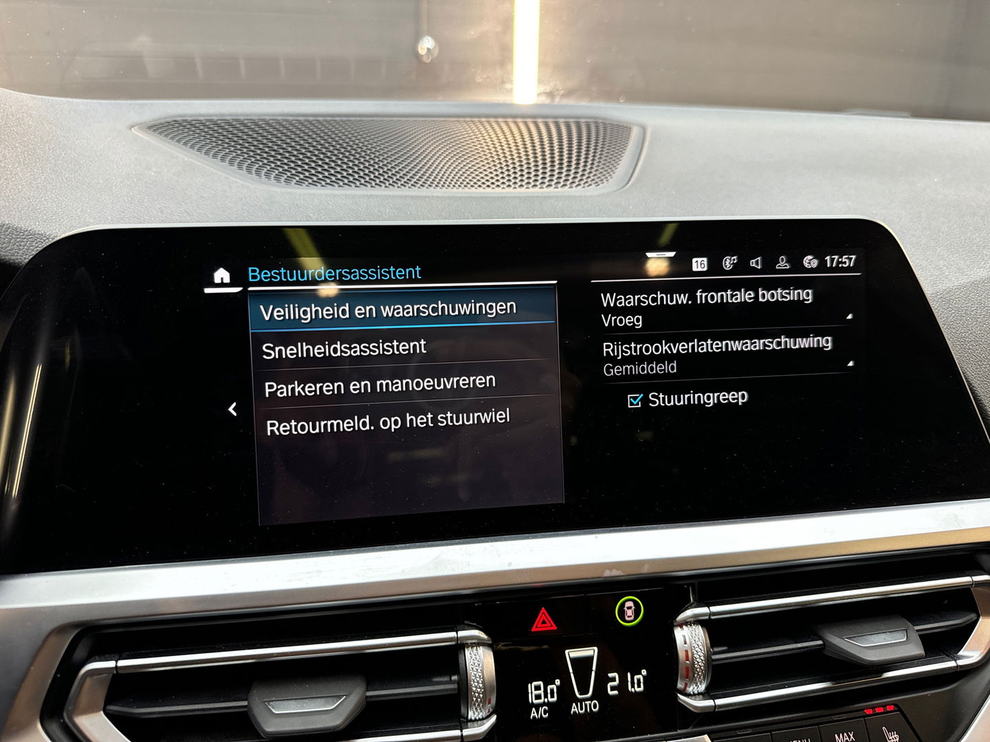 BMW 3-serie 320e M Sport Panorama|Memory|Camera|Sfeer|CarPlay