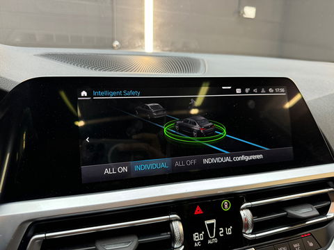 BMW 3-serie 320e M Sport Panorama|Memory|Camera|Sfeer|CarPlay