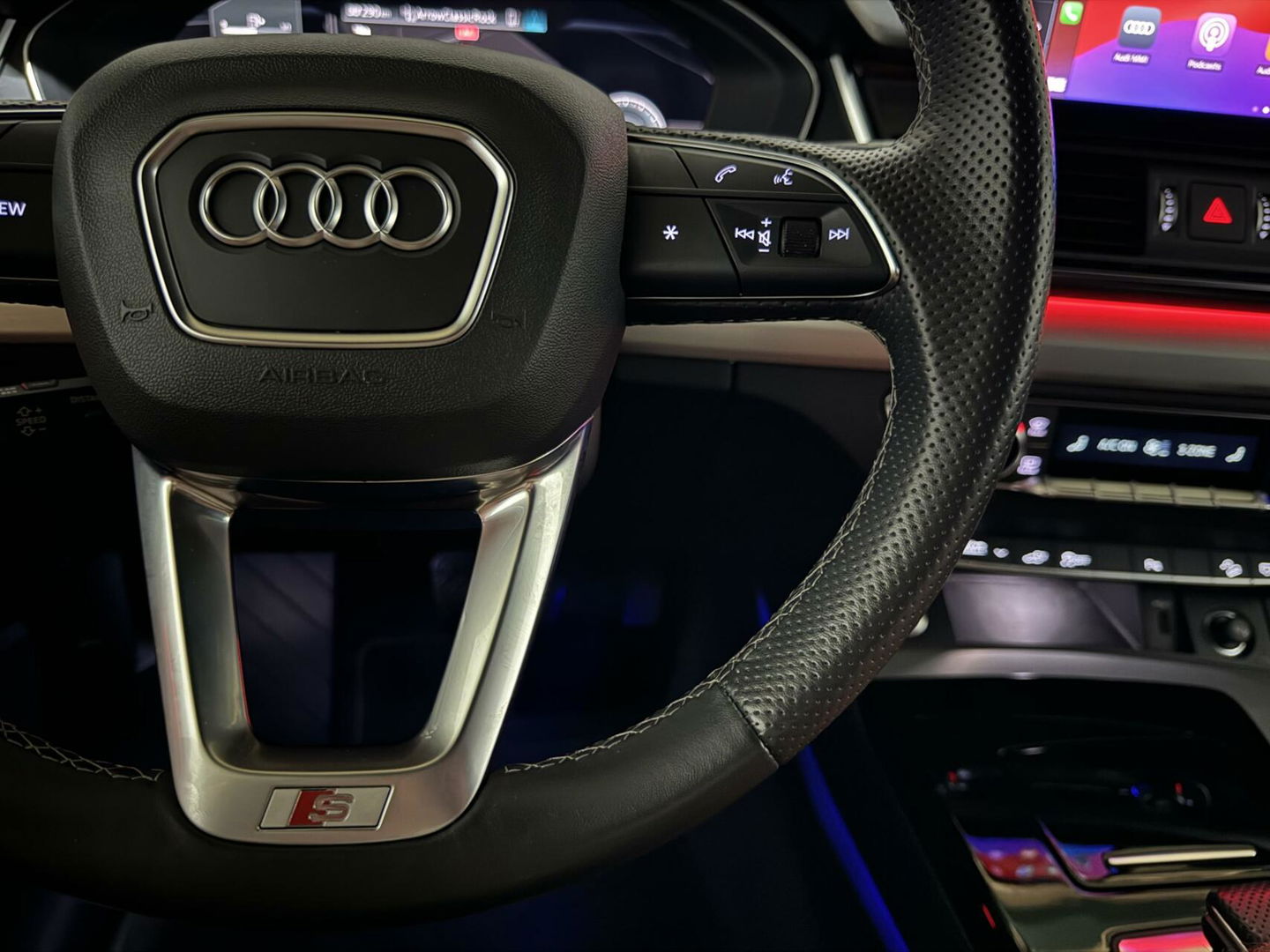 Audi Q5 Sportback 55 TFSI e BlackEdition S-Line Luchtvering Sfeer. Carplay