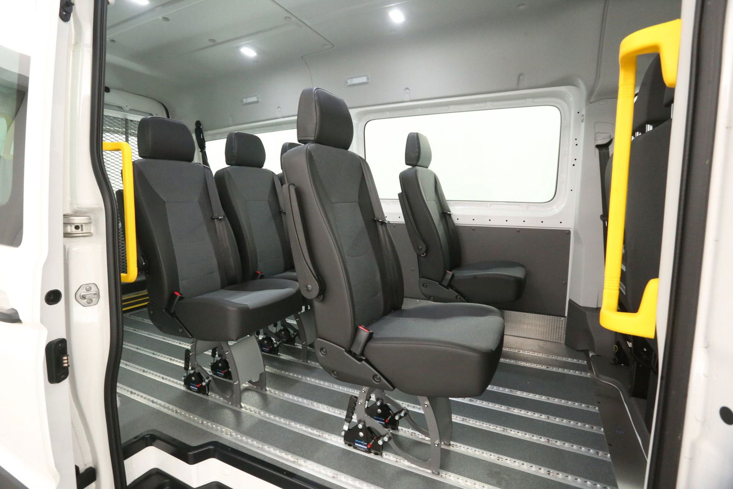 Volkswagen Crafter e-Crafter L3H3 Rolstoelbus | Rolstoellift | INCL BTW & BPM | 8 Persoons Airco Cruise Camera Carplay LED PDC