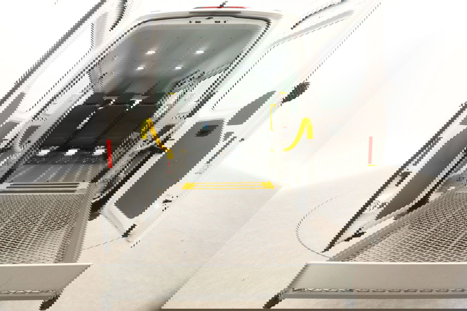 Volkswagen Crafter e-Crafter L3H3 Rolstoelbus | Rolstoellift | INCL BTW & BPM | 8 Persoons Airco Cruise Camera Carplay LED PDC