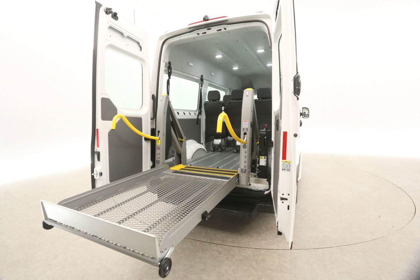 Volkswagen Crafter e-Crafter L3H3 Rolstoelbus | Rolstoellift | INCL BTW & BPM | 8 Persoons Airco Cruise Camera Carplay LED PDC