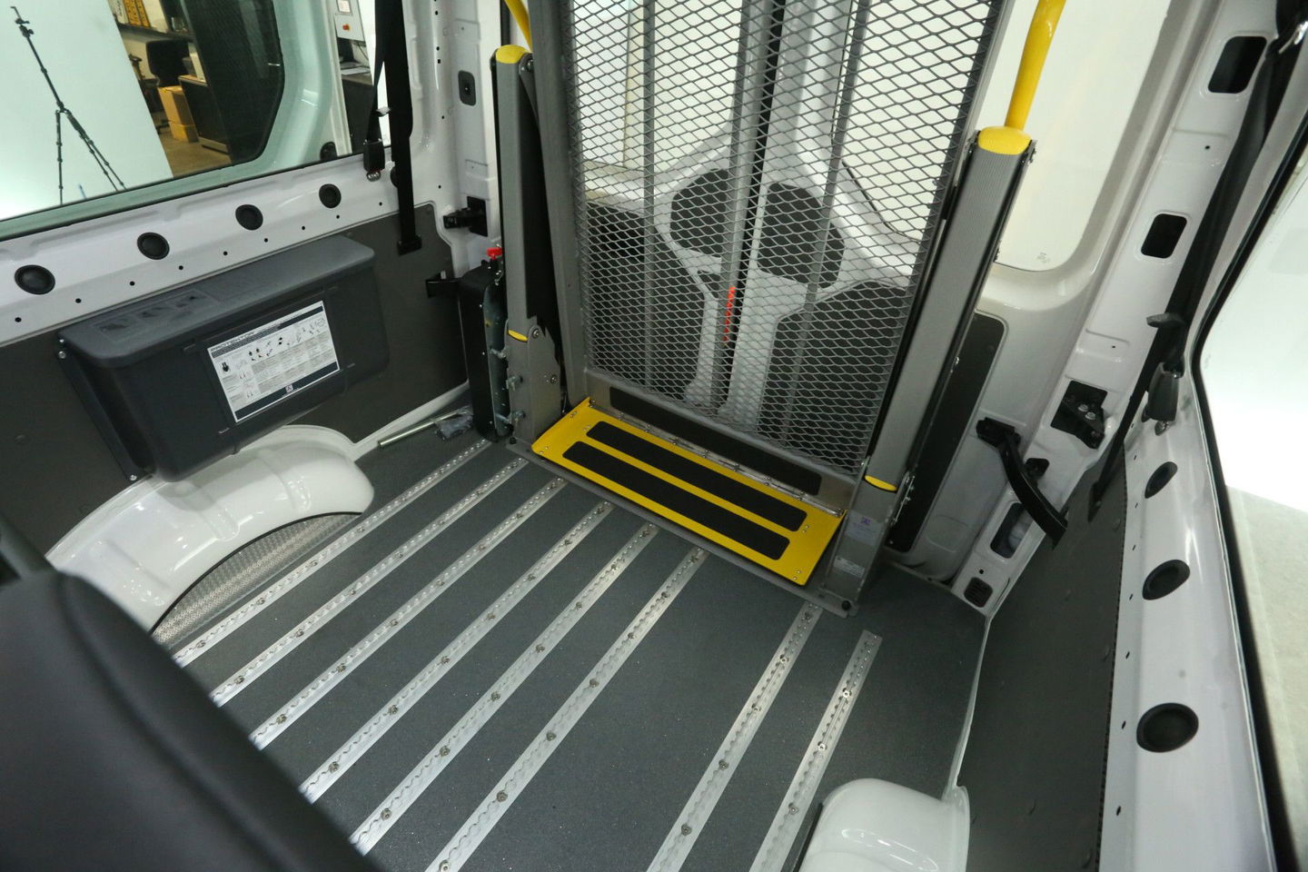 Volkswagen Crafter e-Crafter L3H3 Rolstoelbus | Rolstoellift | INCL BTW & BPM | 8 Persoons Airco Cruise Camera Carplay LED PDC