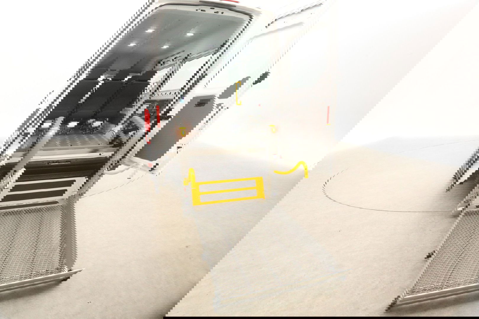 Volkswagen Crafter e-Crafter L3H3 Rolstoelbus | Rolstoellift | INCL BTW & BPM | 8 Persoons Airco Cruise Camera Carplay LED PDC