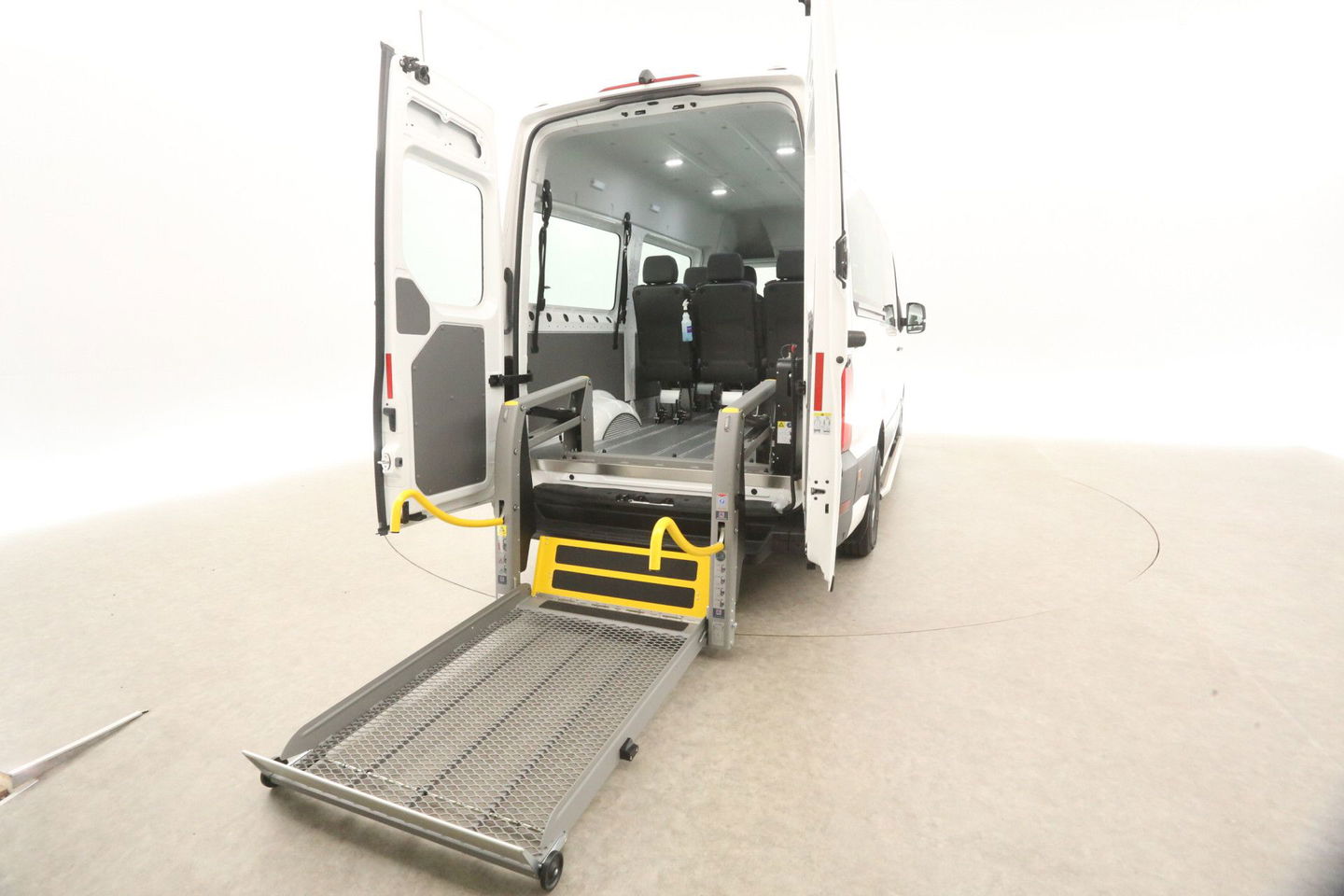 Volkswagen Crafter e-Crafter L3H3 Rolstoelbus | Rolstoellift | INCL BTW & BPM | 8 Persoons Airco Cruise Camera Carplay LED PDC