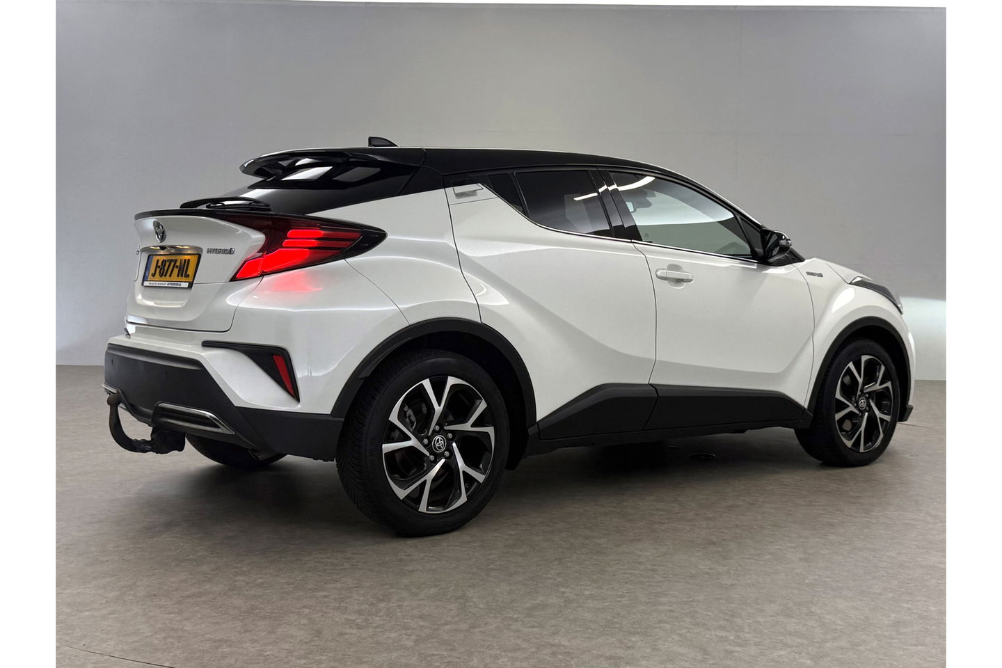 Toyota C-HR Hybrid 2.0 Hybrid Business Plus 217PK JBL Audio Camera Carplay Clima Cruise LED Trekhaak Navi PDC 18"LMV