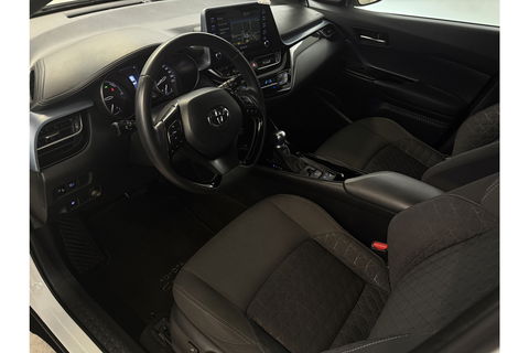 Toyota C-HR Hybrid 2.0 Hybrid Business Plus 217PK JBL Audio Camera Carplay Clima Cruise LED Trekhaak Navi PDC 18"LMV