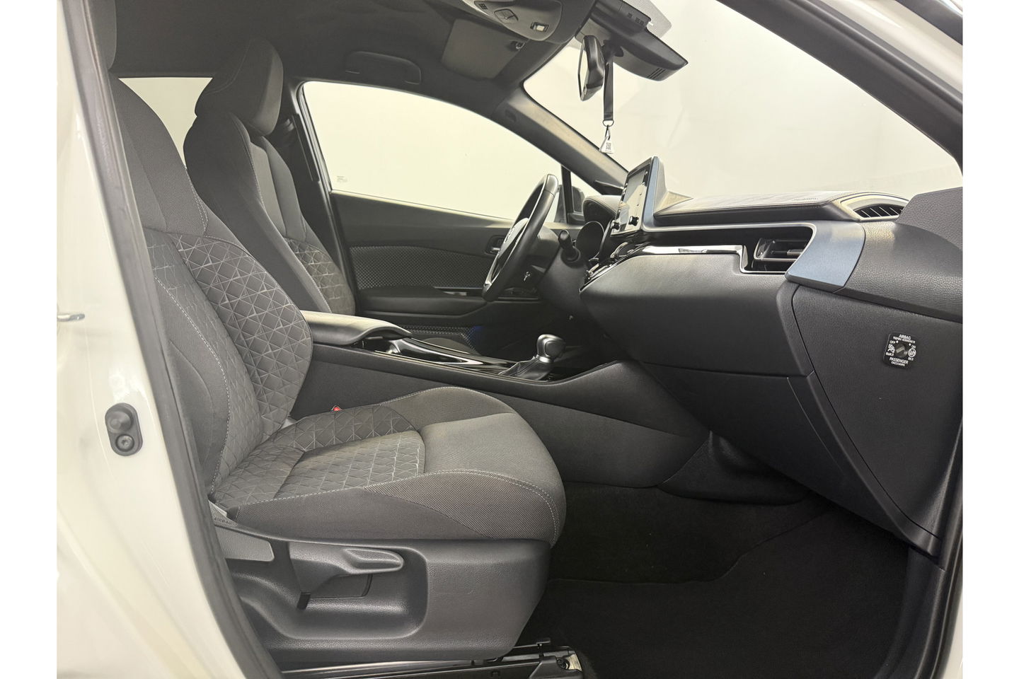 Toyota C-HR Hybrid 2.0 Hybrid Business Plus 217PK JBL Audio Camera Carplay Clima Cruise LED Trekhaak Navi PDC 18"LMV