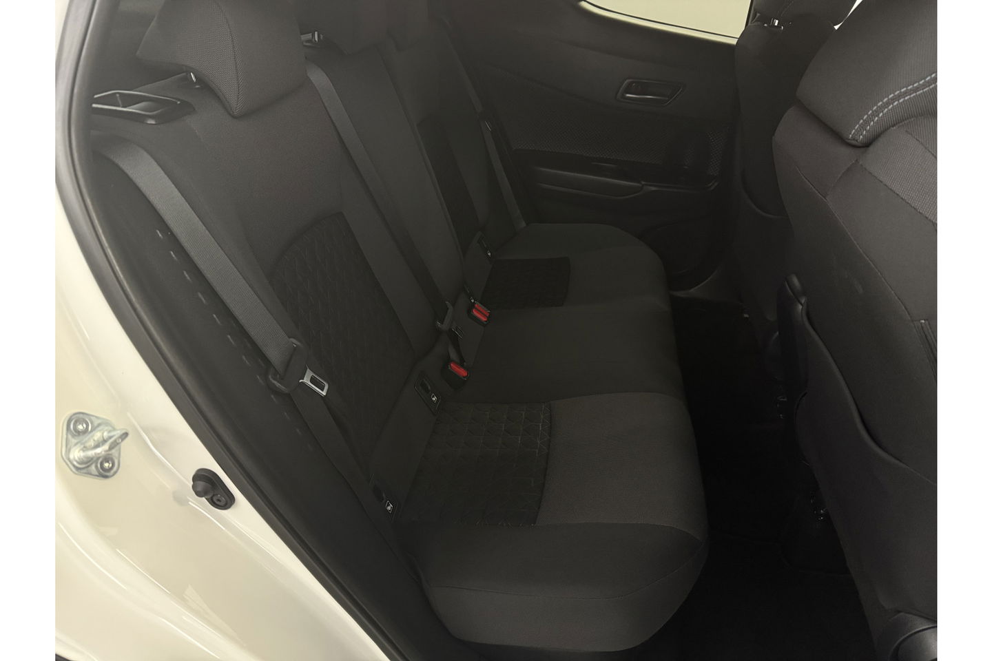 Toyota C-HR Hybrid 2.0 Hybrid Business Plus 217PK JBL Audio Camera Carplay Clima Cruise LED Trekhaak Navi PDC 18"LMV