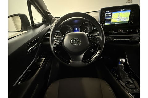Toyota C-HR Hybrid 2.0 Hybrid Business Plus 217PK JBL Audio Camera Carplay Clima Cruise LED Trekhaak Navi PDC 18"LMV