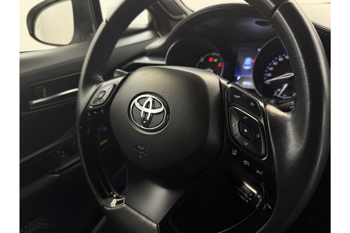Toyota C-HR Hybrid 2.0 Hybrid Business Plus 217PK JBL Audio Camera Carplay Clima Cruise LED Trekhaak Navi PDC 18"LMV