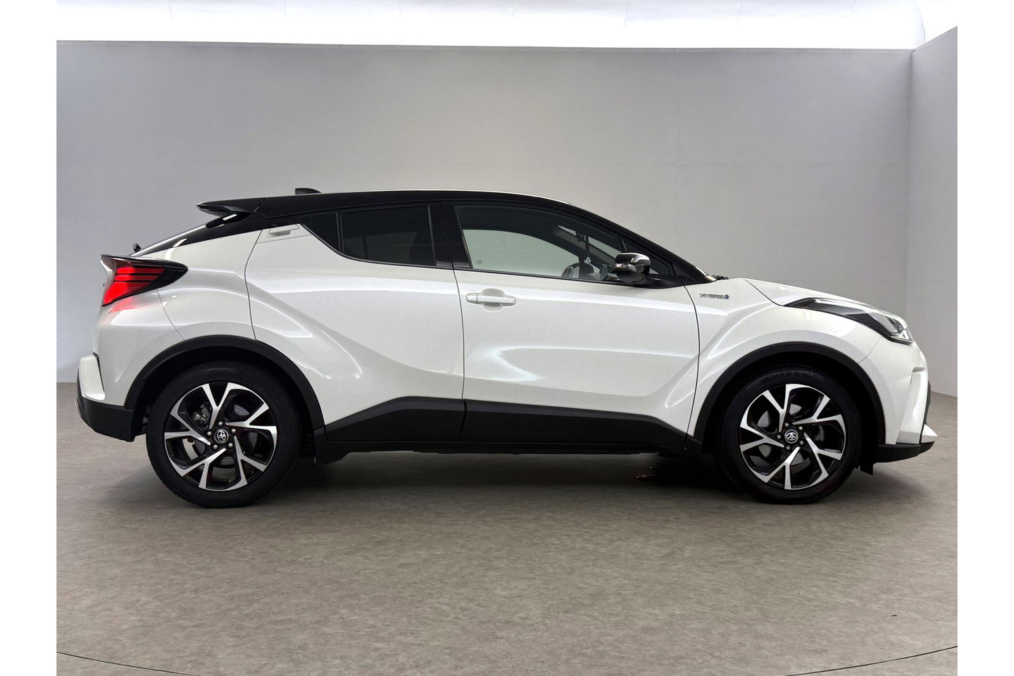 Toyota C-HR Hybrid 2.0 Hybrid Business Plus 217PK JBL Audio Camera Carplay Clima Cruise LED Trekhaak Navi PDC 18"LMV