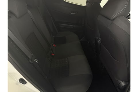 Toyota C-HR Hybrid 2.0 Hybrid Business Plus 217PK JBL Audio Camera Carplay Clima Cruise LED Trekhaak Navi PDC 18"LMV