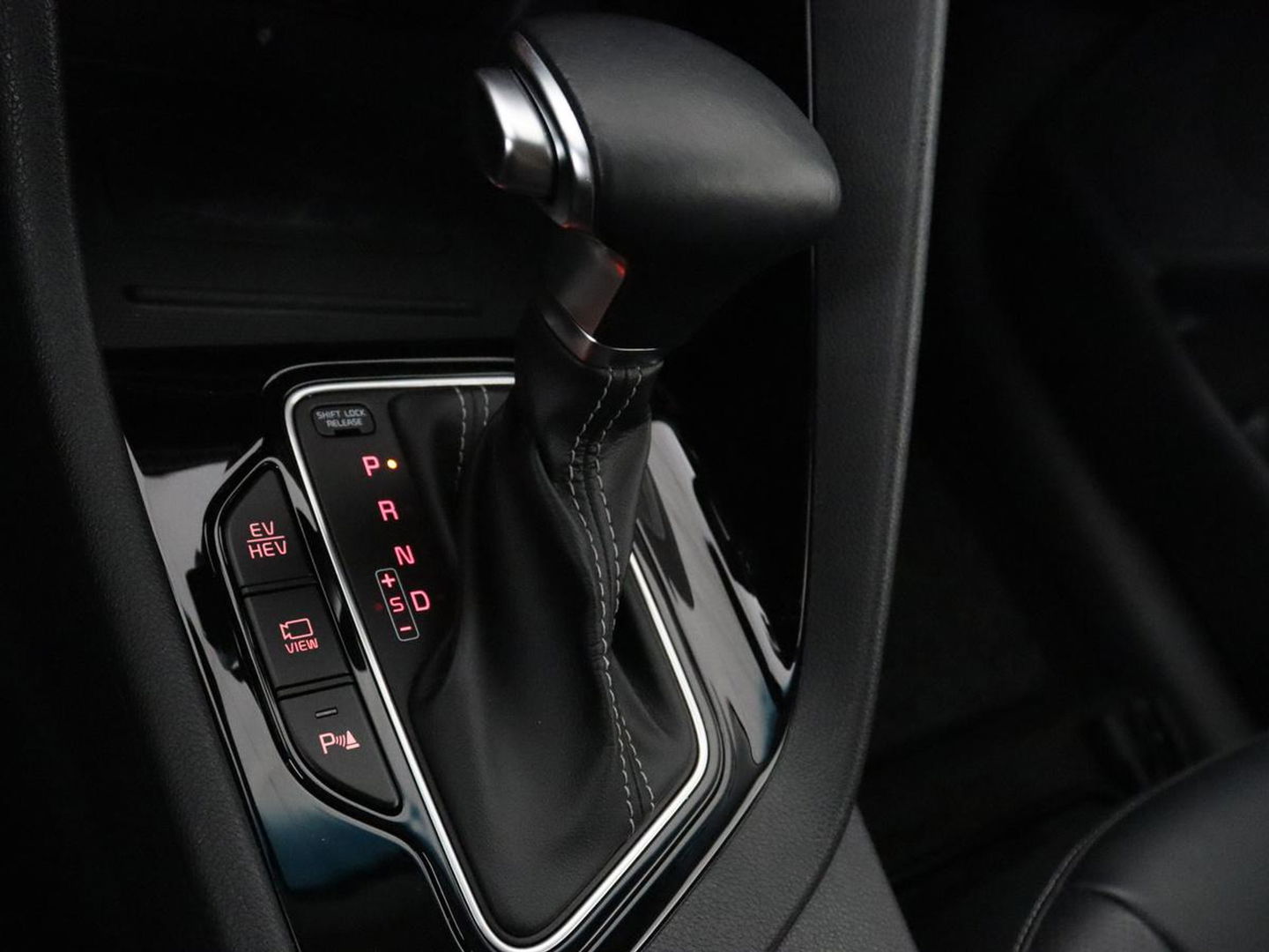 Kia Niro 1.6 GDi PHEV ExecutiveLine | Schuifdak | Stoelventilatie | Leder | Trekhaak | Adaptive cruise | JBL Sound | Full LED | Camera | Keyless | Carplay | Navigatie | Achterbankverwarming