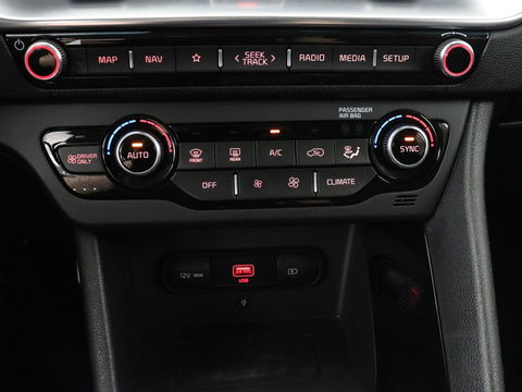 Kia Niro 1.6 GDi PHEV ExecutiveLine | Schuifdak | Stoelventilatie | Leder | Trekhaak | Adaptive cruise | JBL Sound | Full LED | Camera | Keyless | Carplay | Navigatie | Achterbankverwarming
