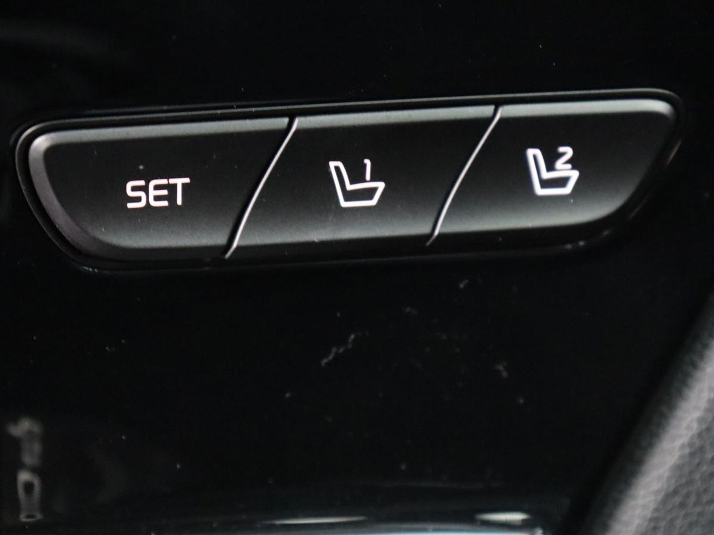 Kia Niro 1.6 GDi PHEV ExecutiveLine | Schuifdak | Stoelventilatie | Leder | Trekhaak | Adaptive cruise | JBL Sound | Full LED | Camera | Keyless | Carplay | Navigatie | Achterbankverwarming