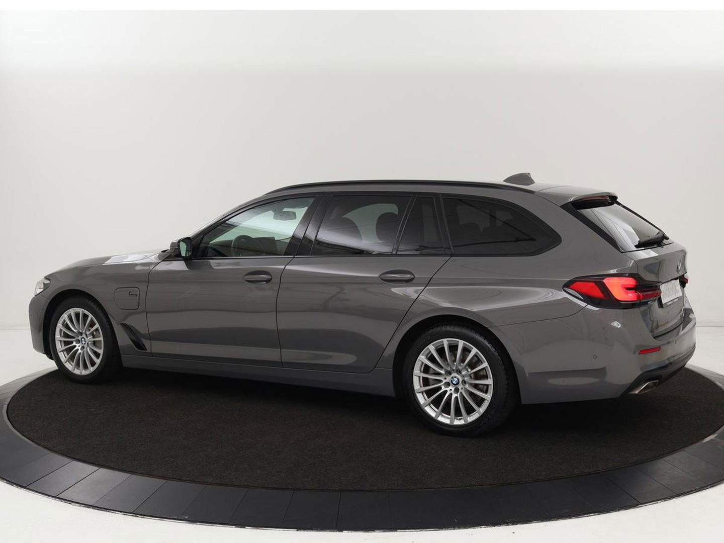 BMW 5 Serie 530e High Executive| Head-Up | Leder | Stoelverwarming | Camera | Carplay | Live Cockpit | Naviagtie | Park Assist | Full LED