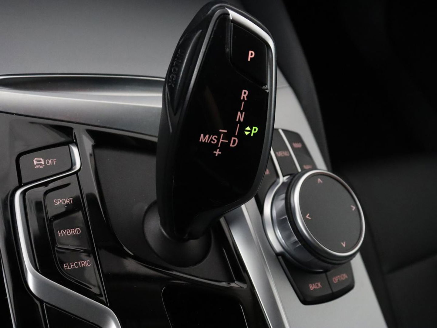 BMW 5 Serie 530e High Executive| Head-Up | Leder | Stoelverwarming | Camera | Carplay | Live Cockpit | Naviagtie | Park Assist | Full LED