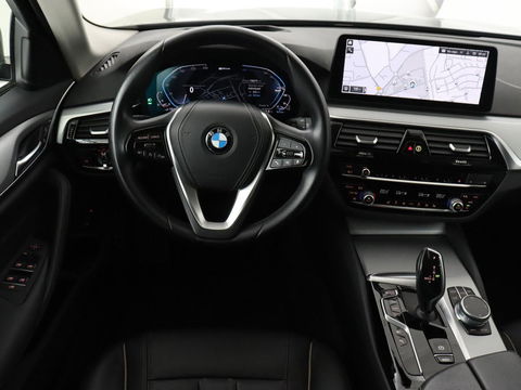 BMW 5 Serie 530e High Executive| Head-Up | Leder | Stoelverwarming | Camera | Carplay | Live Cockpit | Naviagtie | Park Assist | Full LED