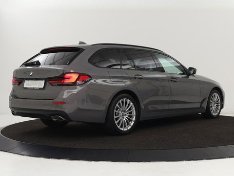 BMW 5 Serie 530e High Executive| Head-Up | Leder | Stoelverwarming | Camera | Carplay | Live Cockpit | Naviagtie | Park Assist | Full LED