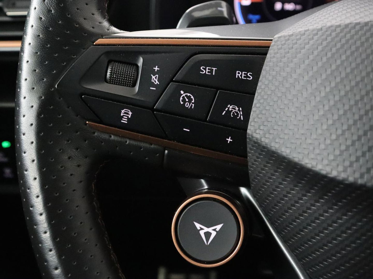 CUPRA Leon 1.4 e-Hybrid VZ | 245pk | Stoel & stuurverwarming | Camera | Carplay | Adaptive cruise | Navigatie | Keyless | Full LED | PHEV